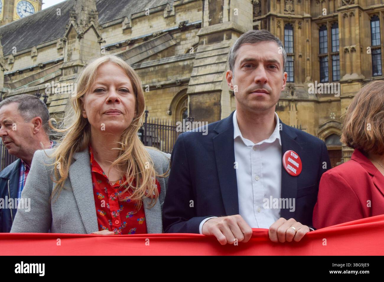 Londra, Regno Unito. 4 giugno 2025. Il co-leader del Partito Verde Adrian Ramsay e il deputato Sian Berry si uniscono ai manifestanti pro-palestinesi al di fuori delle camere del Parlamento chiedendo un embargo sulle armi contro Israele, che Israele interrompa i suoi attacchi a Gaza e che gli aiuti vengono erogati alla popolazione affamata. Centinaia di manifestanti tenevano un lungo tessuto rosso intorno al parlamento, simboleggiando le "linee rosse” attraversate da Israele. Crediti: Vuk Valcic/Alamy Live News Foto Stock