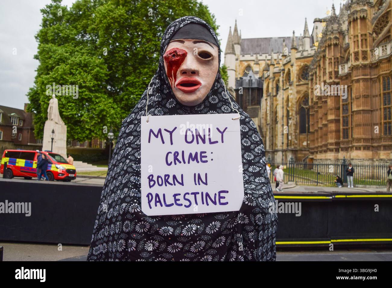 Londra, Regno Unito. 4 giugno 2025. I manifestanti pro-palestinesi si riuniscono fuori dalle camere del Parlamento chiedendo un embargo sulle armi contro Israele, che Israele interrompa i suoi attacchi a Gaza e che gli aiuti vengono erogati alla popolazione affamata. Centinaia di manifestanti tenevano un lungo tessuto rosso intorno al parlamento, simboleggiando le "linee rosse” attraversate da Israele. Crediti: Vuk Valcic/Alamy Live News Foto Stock