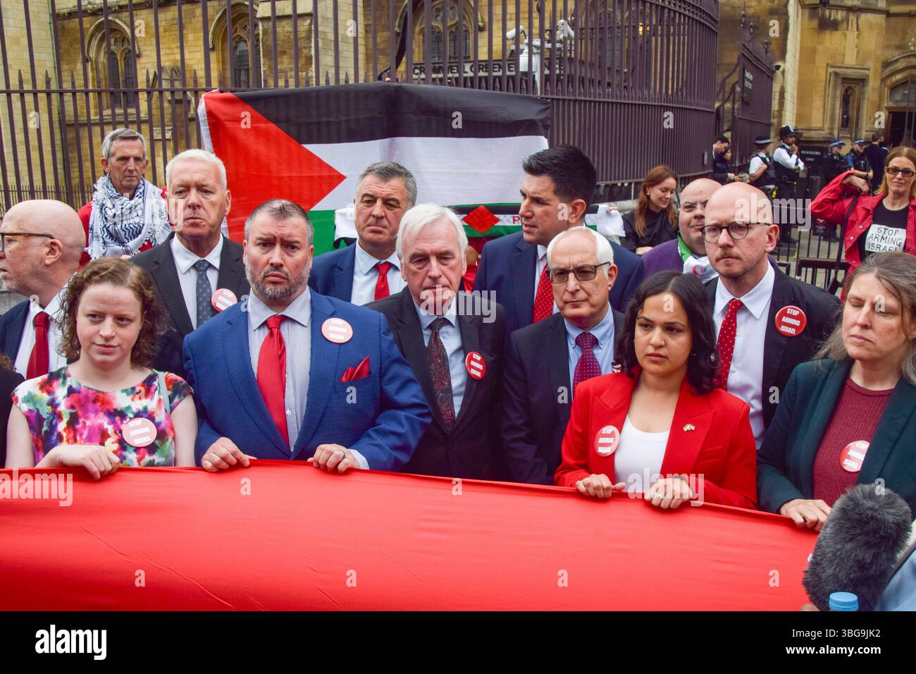 Londra, Regno Unito. 4 giugno 2025. Vari parlamentari, tra cui John McDonnell, Richard Burgon, Neil Duncan-Jordan, Brian Leishman, Rachael Maskell e Nadia Whittome si uniscono ai manifestanti pro-palestinesi al di fuori delle camere del Parlamento chiedendo un embargo sulle armi contro Israele, che Israele interrompa i suoi attacchi a Gaza e che gli aiuti vengono erogati alla popolazione affamata. Centinaia di manifestanti tenevano un lungo tessuto rosso intorno al parlamento, simboleggiando le "linee rosse” attraversate da Israele. Crediti: Vuk Valcic/Alamy Live News Foto Stock