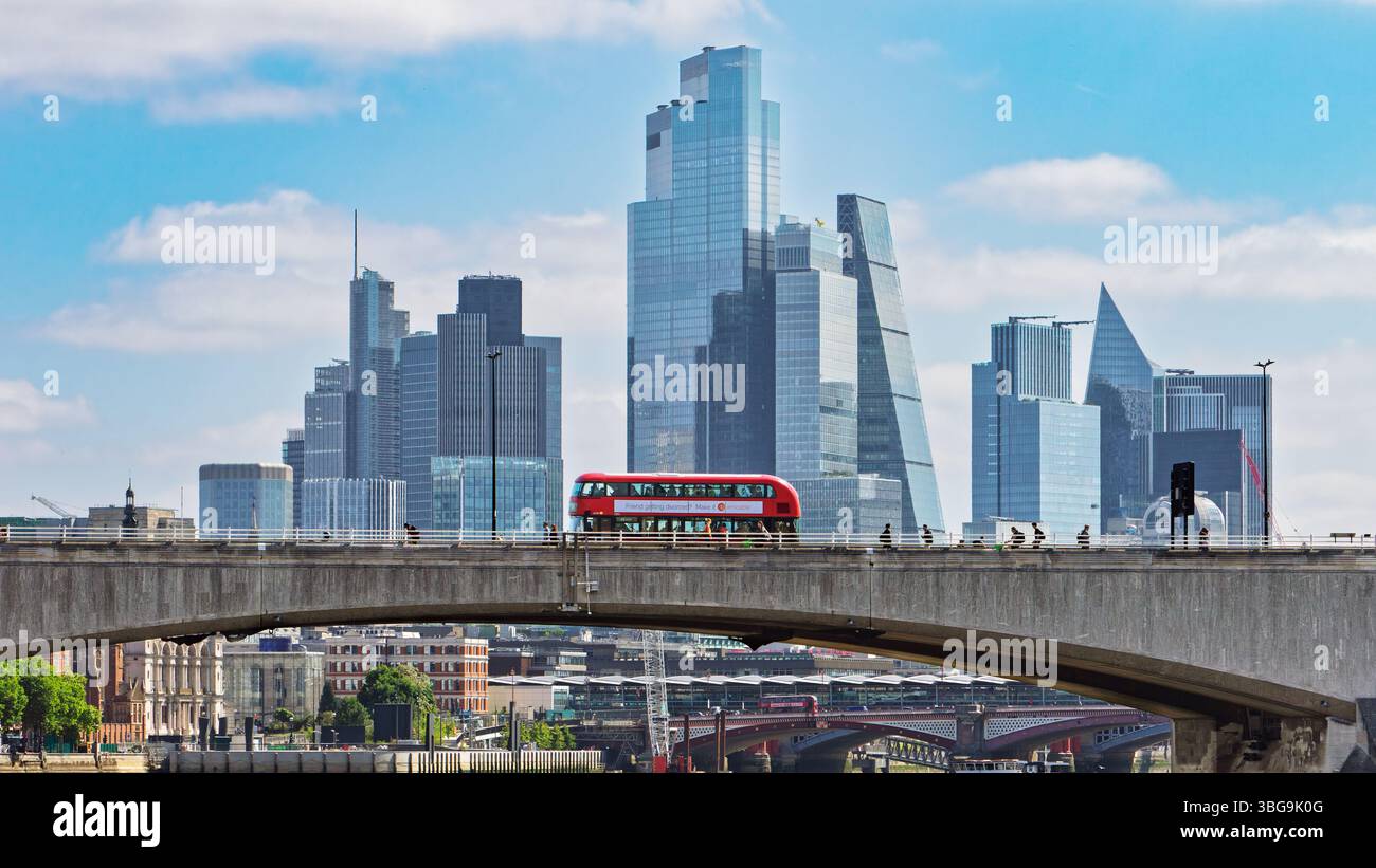 Skyline di Londra - un autobus rosso che attraversa il Waterloo Bridge con grattacieli nel quartiere finanziario della City of London, The Square Mile sullo sfondo Foto Stock