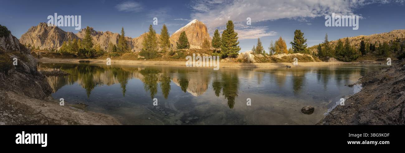 Panorama del Lago di Limedes con il riflesso delle montagne circostanti Foto Stock