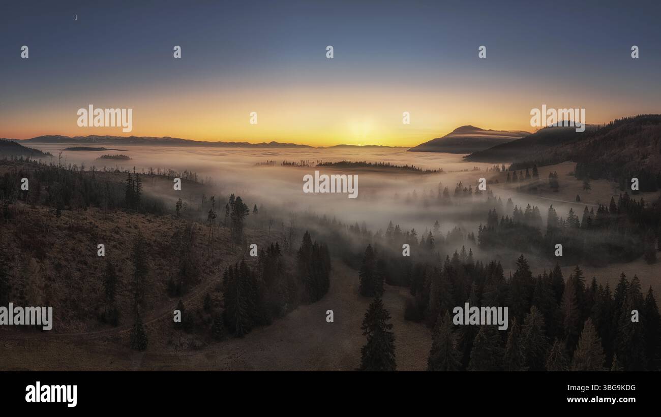 Nebbia sulla diga di Liptovska Mara all'alba in Slovacchia Foto Stock