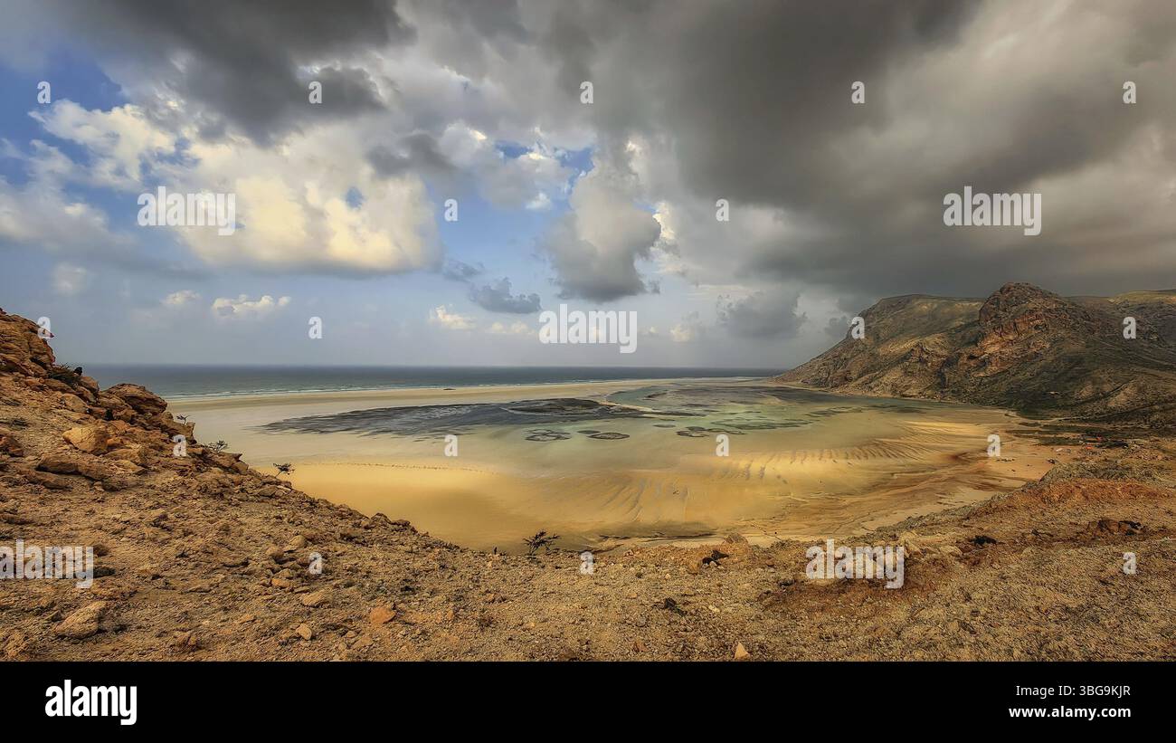 Laguna sulla costa, onde marine sulla spiaggia con rocce Foto Stock