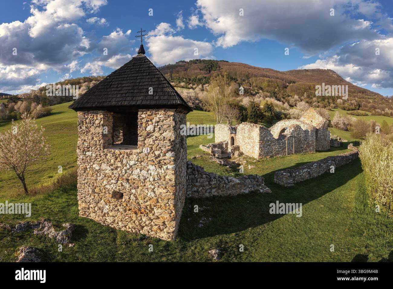 Rovine della chiesa ussita di Lucka da un'altezza vicino alla città di Roznava Foto Stock