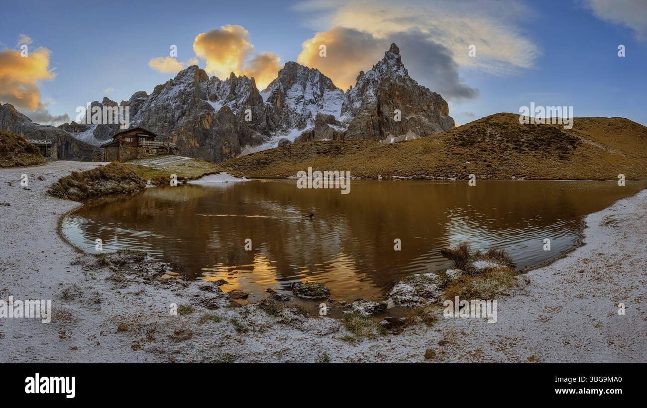 Vista panoramica del gruppo delle pale di San Martino con cime - cima di Vezzana e Cimon della Pala con il rifugio Baita Segantini Foto Stock