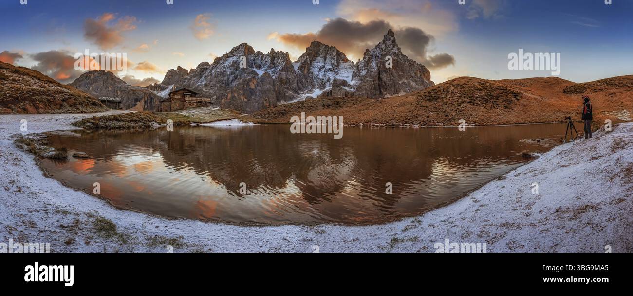 Vista panoramica del gruppo delle pale di San Martino con cime - cima di Vezzana e Cimon della Pala con il rifugio Baita Segantini Foto Stock