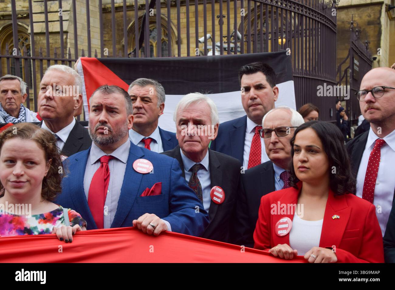 Londra, Regno Unito. 4 giugno 2025. Vari parlamentari, tra cui John McDonnell, Richard Burgon, Neil Duncan-Jordan, Brian Leishman, e Nadia Whittome si unisce ai manifestanti pro-palestinesi al di fuori delle camere del Parlamento che chiedono un embargo sulle armi contro Israele, che Israele interrompe i suoi attacchi a Gaza, e che gli aiuti vengono erogati per la popolazione affamata. Centinaia di manifestanti tenevano un lungo tessuto rosso intorno al parlamento, simboleggiando le "linee rosse” attraversate da Israele. Crediti: Vuk Valcic/Alamy Live News Foto Stock