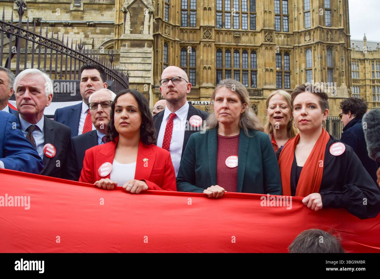Londra, Regno Unito. 4 giugno 2025. Vari parlamentari, tra cui John McDonnell, Richard Burgon, Neil Duncan-Jordan, Brian Leishman, Rachael Maskell, Nadia Whittome e Carla Denyer si uniscono ai manifestanti pro-palestinesi al di fuori delle camere del Parlamento chiedendo un embargo sulle armi contro Israele, che Israele interrompa i suoi attacchi a Gaza e che gli aiuti vengono erogati alla popolazione affamata. Centinaia di manifestanti tenevano un lungo tessuto rosso intorno al parlamento, simboleggiando le "linee rosse” attraversate da Israele. Crediti: Vuk Valcic/Alamy Live News Foto Stock