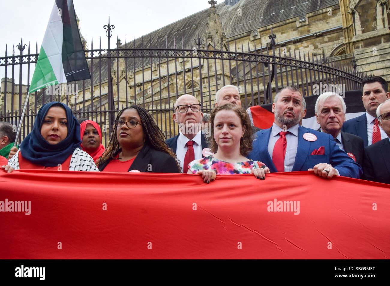 Londra, Regno Unito. 4 giugno 2025. Diversi parlamentari si uniscono ai manifestanti pro-palestinesi al di fuori delle camere del Parlamento chiedendo un embargo sulle armi contro Israele, che Israele fermi i suoi attacchi a Gaza e che gli aiuti siano erogati alla popolazione affamata. Centinaia di manifestanti tenevano un lungo tessuto rosso intorno al parlamento, simboleggiando le "linee rosse” attraversate da Israele. Crediti: Vuk Valcic/Alamy Live News Foto Stock