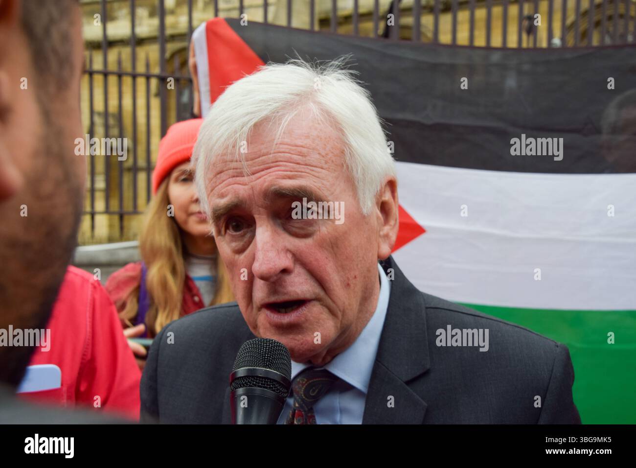 Londra, Regno Unito. 4 giugno 2025. Il deputato laburista John McDonnell parla ai media mentre i manifestanti pro-palestinesi si riuniscono fuori dalle camere del Parlamento chiedendo un embargo sulle armi contro Israele, che Israele interrompe i suoi attacchi a Gaza e che gli aiuti vengono erogati alla popolazione affamata. Centinaia di manifestanti tenevano un lungo tessuto rosso intorno al parlamento, simboleggiando le "linee rosse” attraversate da Israele. Crediti: Vuk Valcic/Alamy Live News Foto Stock