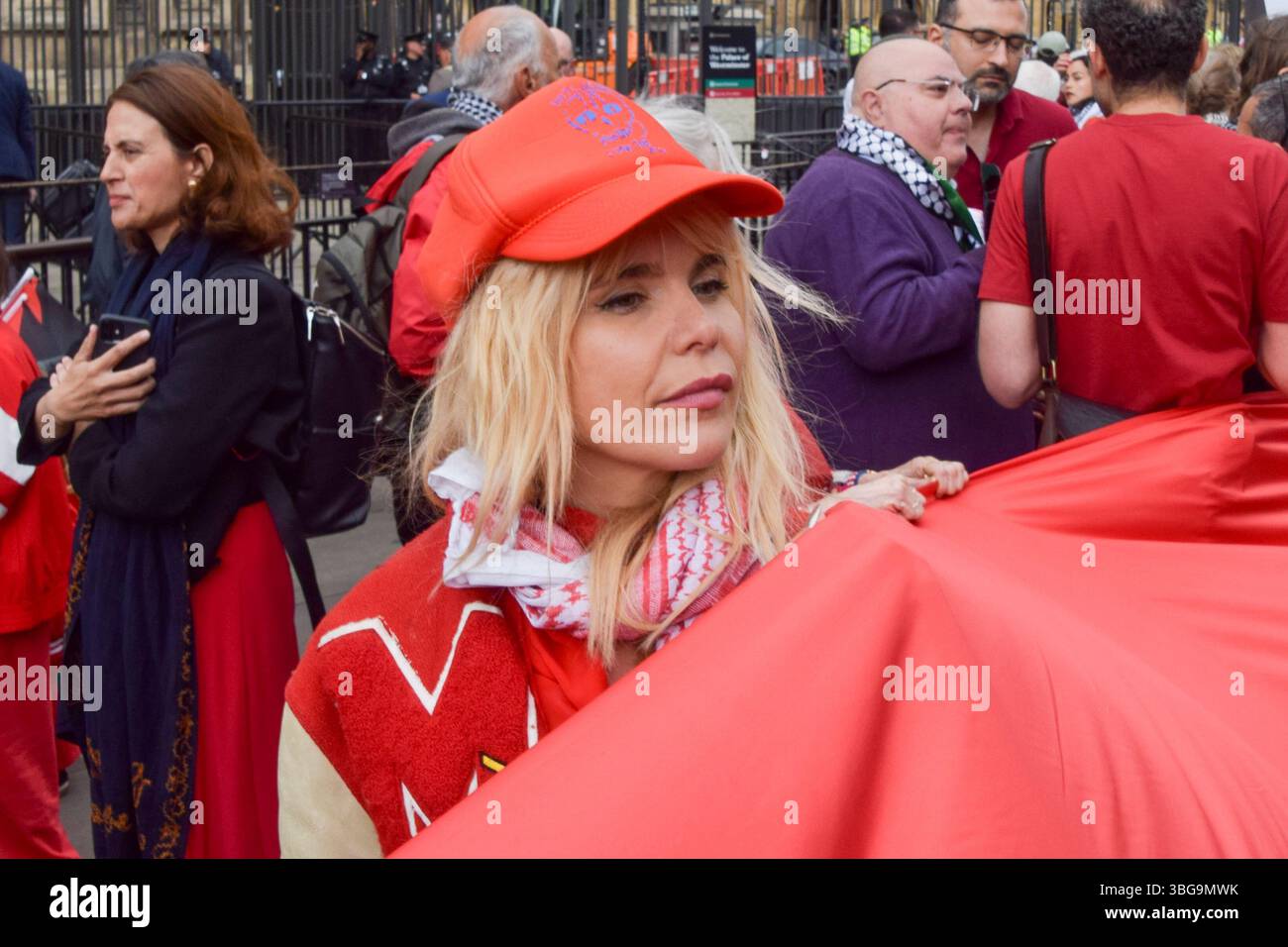 Londra, Regno Unito. 4 giugno 2025. La cantautrice PALOMA FAITH si unisce alla protesta pro-Palestina al di fuori delle camere del Parlamento che chiede un embargo sulle armi contro Israele, che Israele interrompe i suoi attacchi a Gaza e che gli aiuti vengono erogati per la popolazione affamata. Centinaia di manifestanti tenevano un lungo tessuto rosso intorno al parlamento, simboleggiando le "linee rosse” attraversate da Israele. Crediti: Vuk Valcic/Alamy Live News Foto Stock