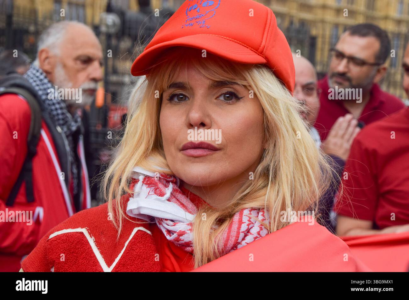 Londra, Regno Unito. 4 giugno 2025. La cantautrice PALOMA FAITH si unisce alla protesta pro-Palestina al di fuori delle camere del Parlamento che chiede un embargo sulle armi contro Israele, che Israele interrompe i suoi attacchi a Gaza e che gli aiuti vengono erogati per la popolazione affamata. Centinaia di manifestanti tenevano un lungo tessuto rosso intorno al parlamento, simboleggiando le "linee rosse” attraversate da Israele. Crediti: Vuk Valcic/Alamy Live News Foto Stock