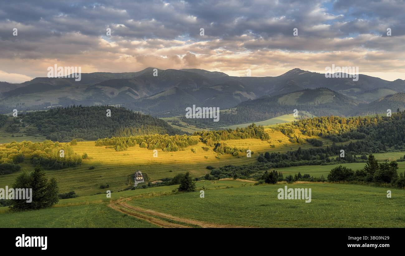 Tramonto sul villaggio di Zuberec nei Tatra occidentali in Slovacchia Foto Stock