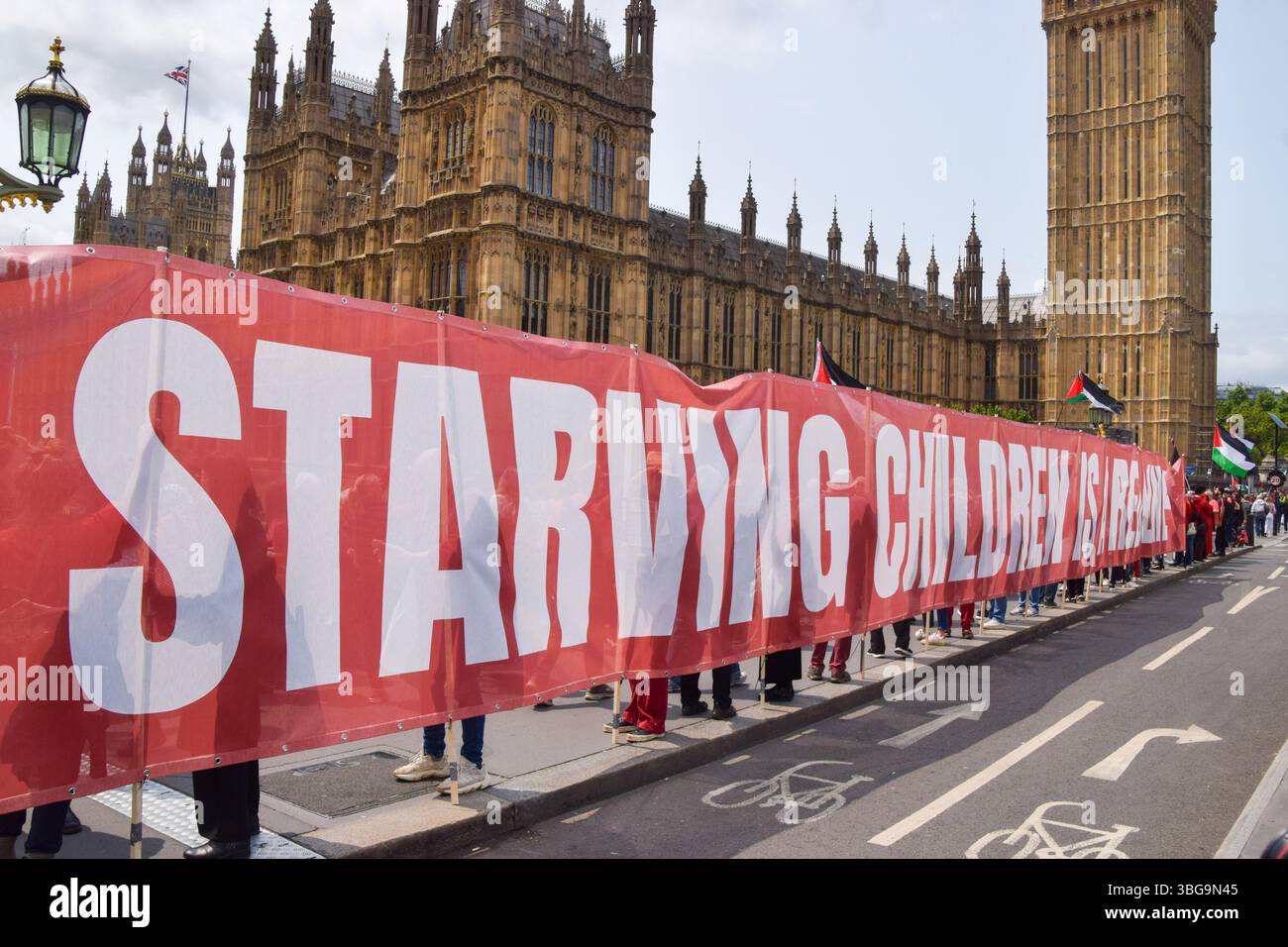 Londra, Regno Unito. 4 giugno 2025. I manifestanti pro-palestinesi si riuniscono fuori dalle camere del Parlamento chiedendo un embargo sulle armi contro Israele, che Israele interrompa i suoi attacchi a Gaza e che gli aiuti vengono erogati alla popolazione affamata. Centinaia di manifestanti tenevano un lungo tessuto rosso intorno al parlamento, simboleggiando le "linee rosse” attraversate da Israele. Crediti: Vuk Valcic/Alamy Live News Foto Stock