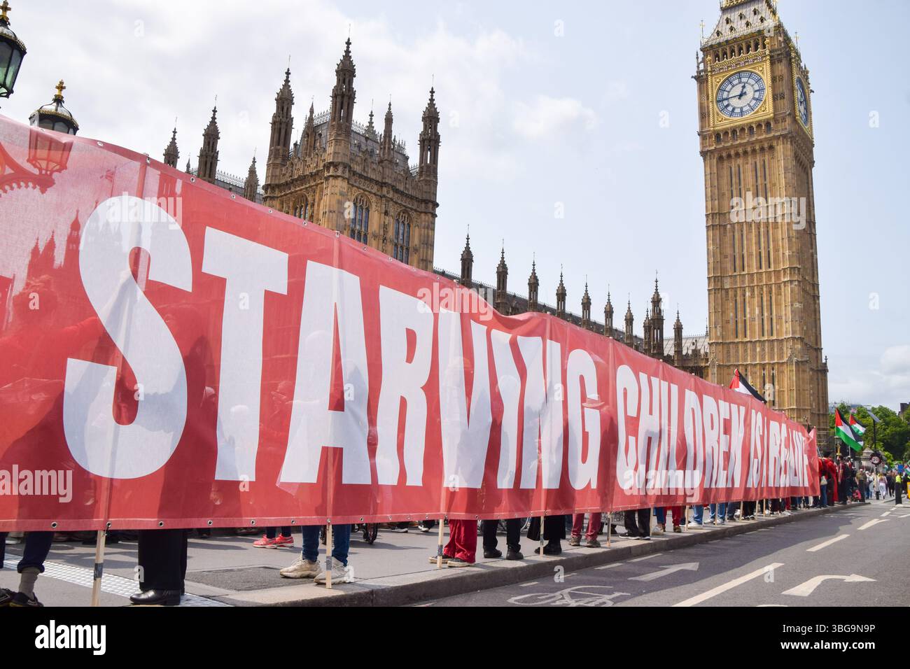 Londra, Regno Unito. 4 giugno 2025. I manifestanti pro-palestinesi si riuniscono fuori dalle camere del Parlamento chiedendo un embargo sulle armi contro Israele, che Israele interrompa i suoi attacchi a Gaza e che gli aiuti vengono erogati alla popolazione affamata. Centinaia di manifestanti tenevano un lungo tessuto rosso intorno al parlamento, simboleggiando le "linee rosse” attraversate da Israele. Crediti: Vuk Valcic/Alamy Live News Foto Stock