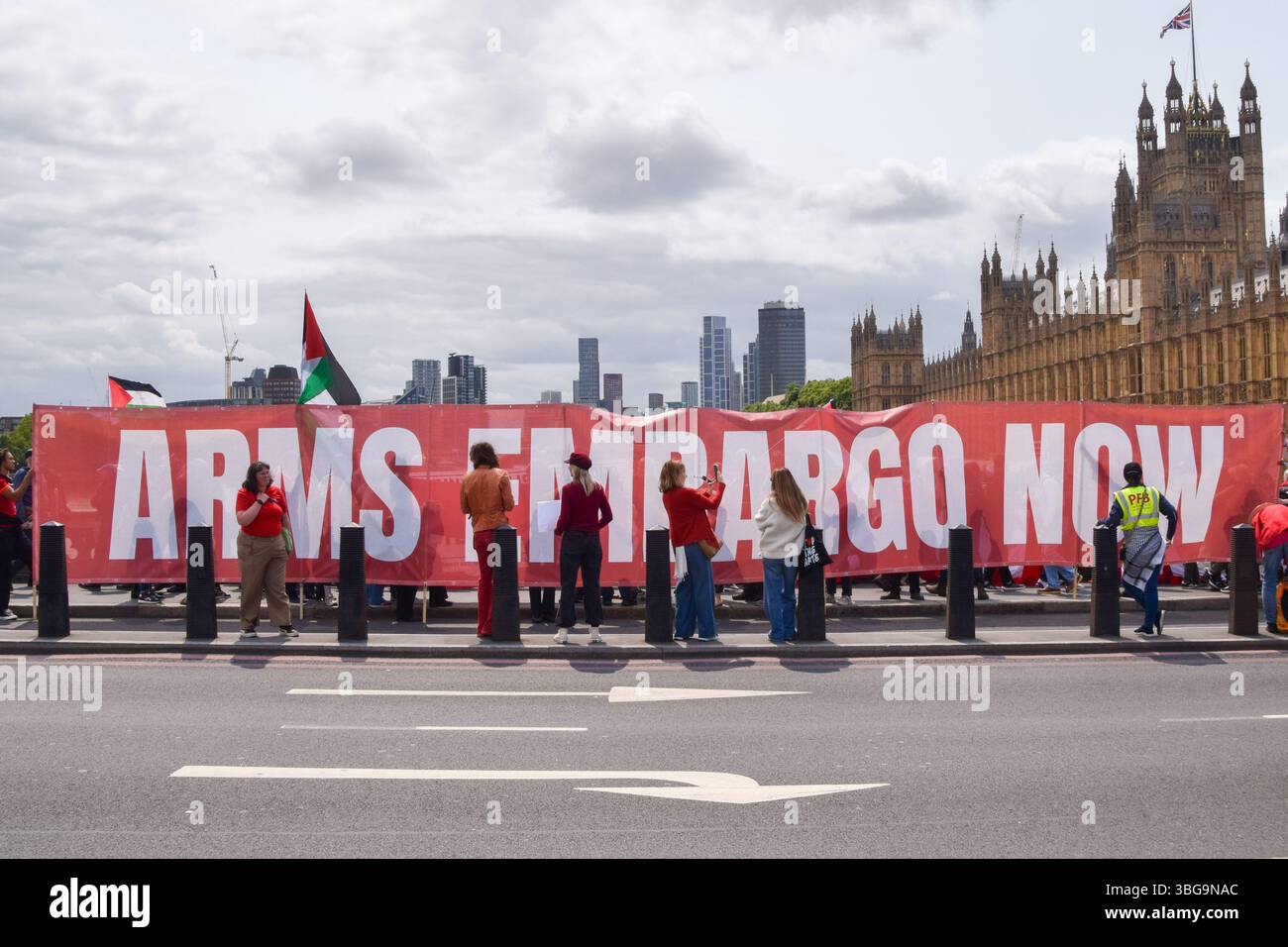 Londra, Regno Unito. 4 giugno 2025. I manifestanti pro-palestinesi si riuniscono fuori dalle camere del Parlamento chiedendo un embargo sulle armi contro Israele, che Israele interrompa i suoi attacchi a Gaza e che gli aiuti vengono erogati alla popolazione affamata. Centinaia di manifestanti tenevano un lungo tessuto rosso intorno al parlamento, simboleggiando le "linee rosse” attraversate da Israele. Crediti: Vuk Valcic/Alamy Live News Foto Stock