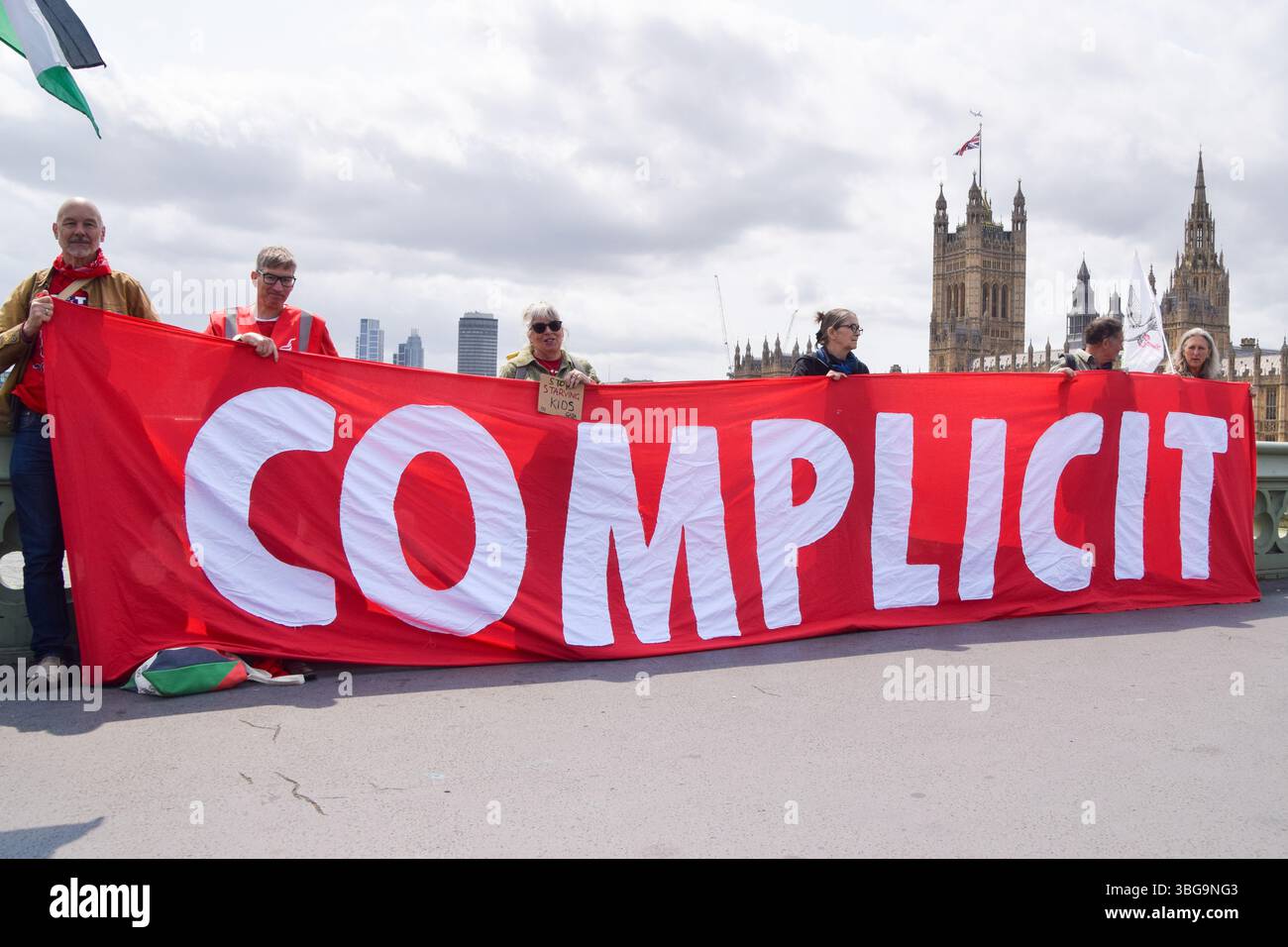 Londra, Regno Unito. 4 giugno 2025. I manifestanti pro-palestinesi si riuniscono fuori dalle camere del Parlamento chiedendo un embargo sulle armi contro Israele, che Israele interrompa i suoi attacchi a Gaza e che gli aiuti vengono erogati alla popolazione affamata. Centinaia di manifestanti tenevano un lungo tessuto rosso intorno al parlamento, simboleggiando le "linee rosse” attraversate da Israele. Crediti: Vuk Valcic/Alamy Live News Foto Stock
