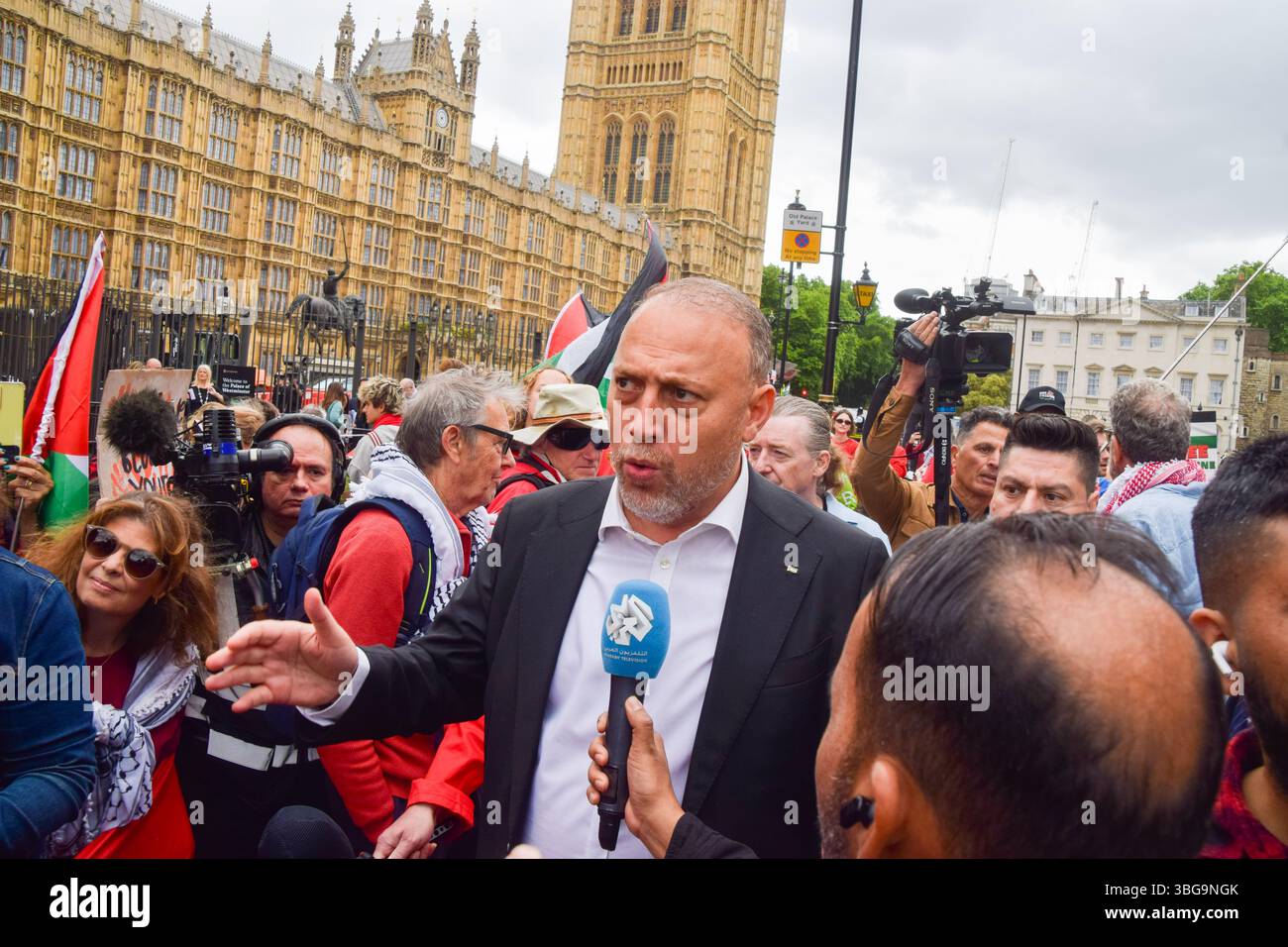 Londra, Regno Unito. 4 giugno 2025. L'ambasciatore della Palestina nel Regno Unito Husam Zomlot parla ai media mentre i manifestanti filo-palestinesi si riuniscono fuori dalle camere del Parlamento chiedendo un embargo sulle armi contro Israele, che Israele interrompe i suoi attacchi a Gaza e che gli aiuti vengono erogati alla popolazione affamata. Centinaia di manifestanti tenevano un lungo tessuto rosso intorno al parlamento, simboleggiando le "linee rosse” attraversate da Israele. Crediti: Vuk Valcic/Alamy Live News Foto Stock
