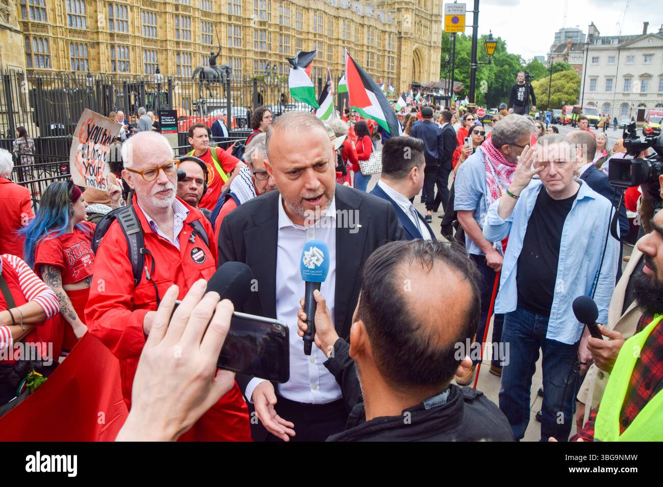 Londra, Regno Unito. 4 giugno 2025. L'ambasciatore della Palestina nel Regno Unito Husam Zomlot parla ai media mentre i manifestanti filo-palestinesi si riuniscono fuori dalle camere del Parlamento chiedendo un embargo sulle armi contro Israele, che Israele interrompe i suoi attacchi a Gaza e che gli aiuti vengono erogati alla popolazione affamata. Centinaia di manifestanti tenevano un lungo tessuto rosso intorno al parlamento, simboleggiando le "linee rosse” attraversate da Israele. Crediti: Vuk Valcic/Alamy Live News Foto Stock