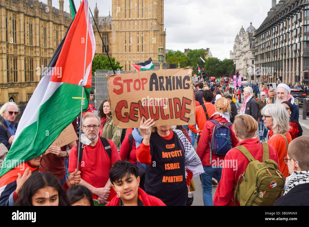 Londra, Regno Unito. 4 giugno 2025. I manifestanti pro-palestinesi si riuniscono fuori dalle camere del Parlamento chiedendo un embargo sulle armi contro Israele, che Israele interrompa i suoi attacchi a Gaza e che gli aiuti vengono erogati alla popolazione affamata. Centinaia di manifestanti tenevano un lungo tessuto rosso intorno al parlamento, simboleggiando le "linee rosse” attraversate da Israele. Crediti: Vuk Valcic/Alamy Live News Foto Stock
