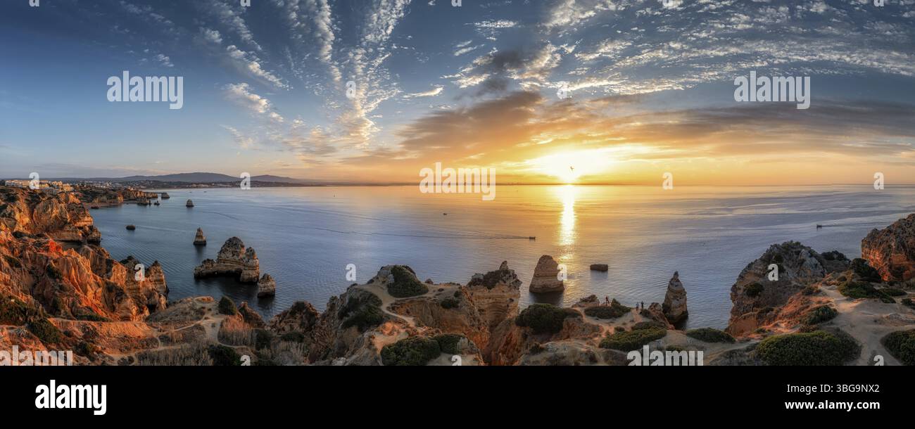 Lagos Praia da Balanca, costa portoghese vicino alla città di Lagos alla luce del sole che sorge Foto Stock