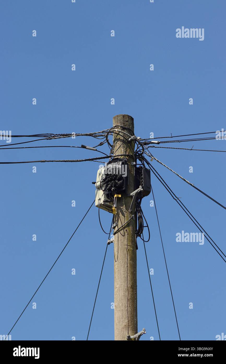 L'aspetto mutevole dell'umile polo telegrafico del Regno Unito, ora noto come polo di utenza con una serie di collegamenti dei fili. Foto Stock