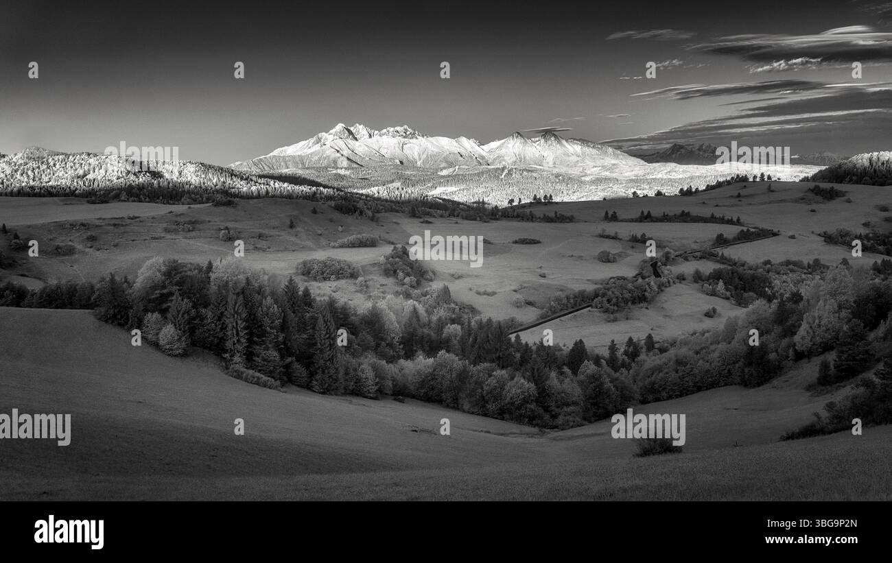 Tramonto nel Parco Nazionale di Pieniny, con vista sull'alto e sul Belianske Tatra in Slovacchia Foto Stock