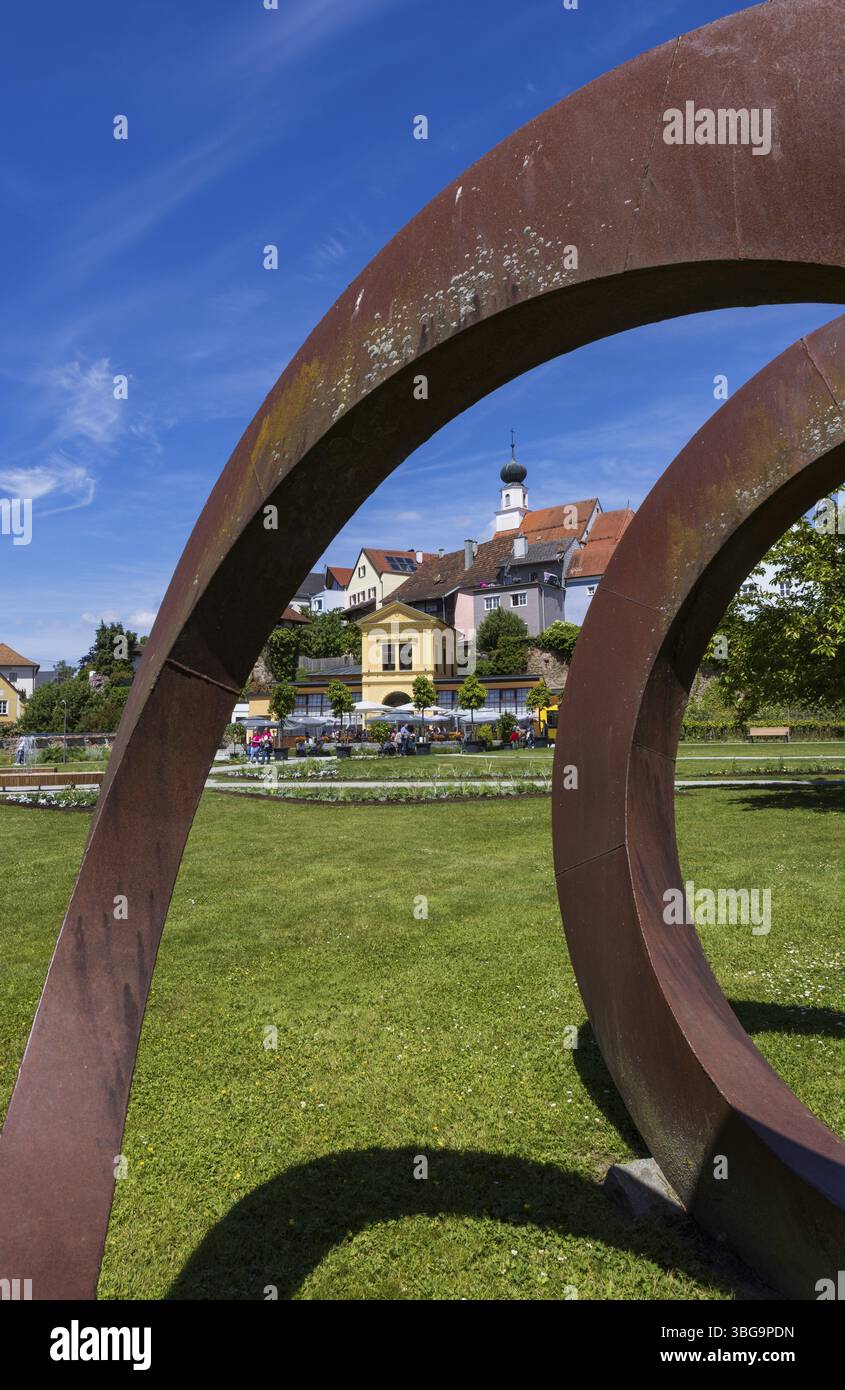 Scultura a spirale nei giardini termali con orangerie, Schaerding, Innviertel, alta Austria, Austria, Europa Foto Stock