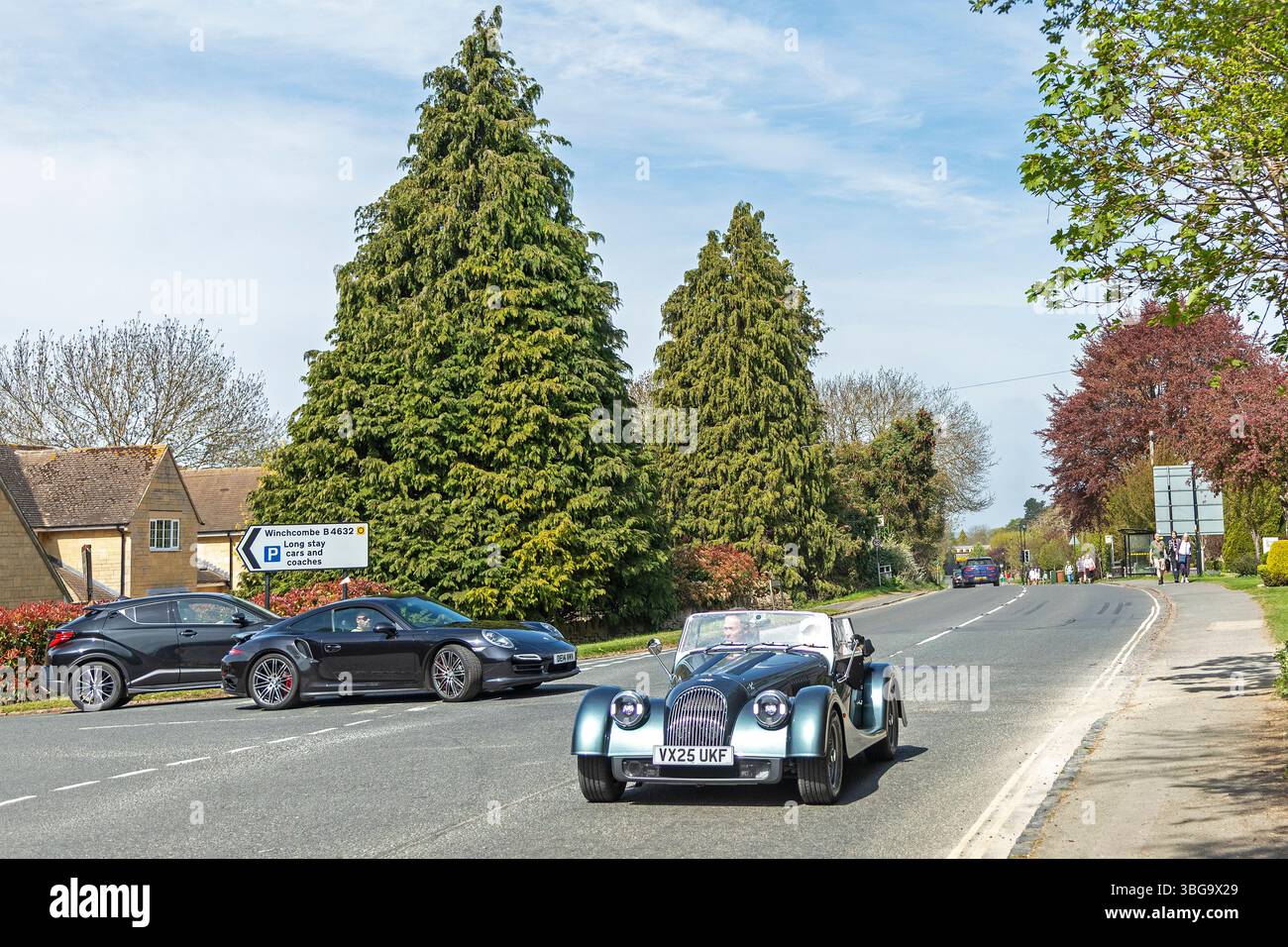 Auto sportiva vecchia e nuova, auto d'epoca, Lower Green, Broadway, Worcestershire, Cotswolds, Inghilterra, Gran Bretagna Foto Stock