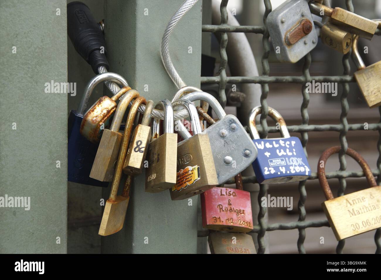 Lucchetti d'amore sul ponte Hohenzollern di Colonia, Germania, Europa Foto Stock