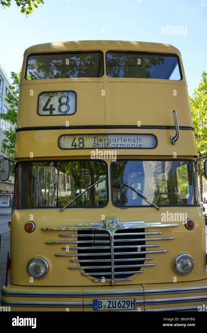 Germania Berlino 11 maggio 2025. Autobus a due piani di Berlino dalla parte anteriore. Vista frontale di uno storico autobus a due piani sulla Route 48 per Tiergartenstrasse Phil Foto Stock