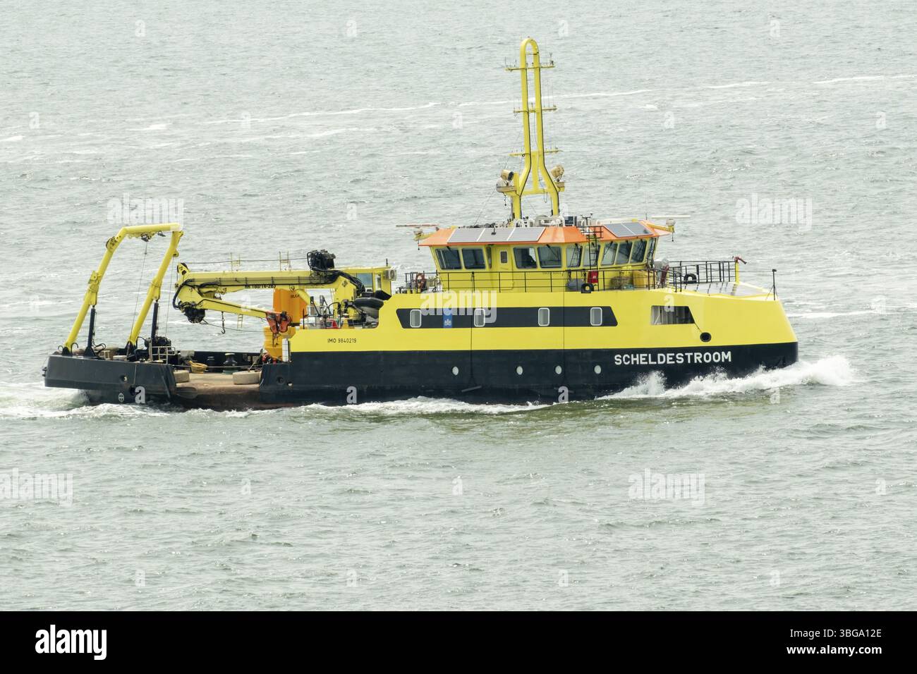 Disheok, zeeland, paesi bassi, mare del nord, nave di ricerca gialla e nera scheldestroom navigando in acque calme, impegnata in esplorazione marittima e d Foto Stock