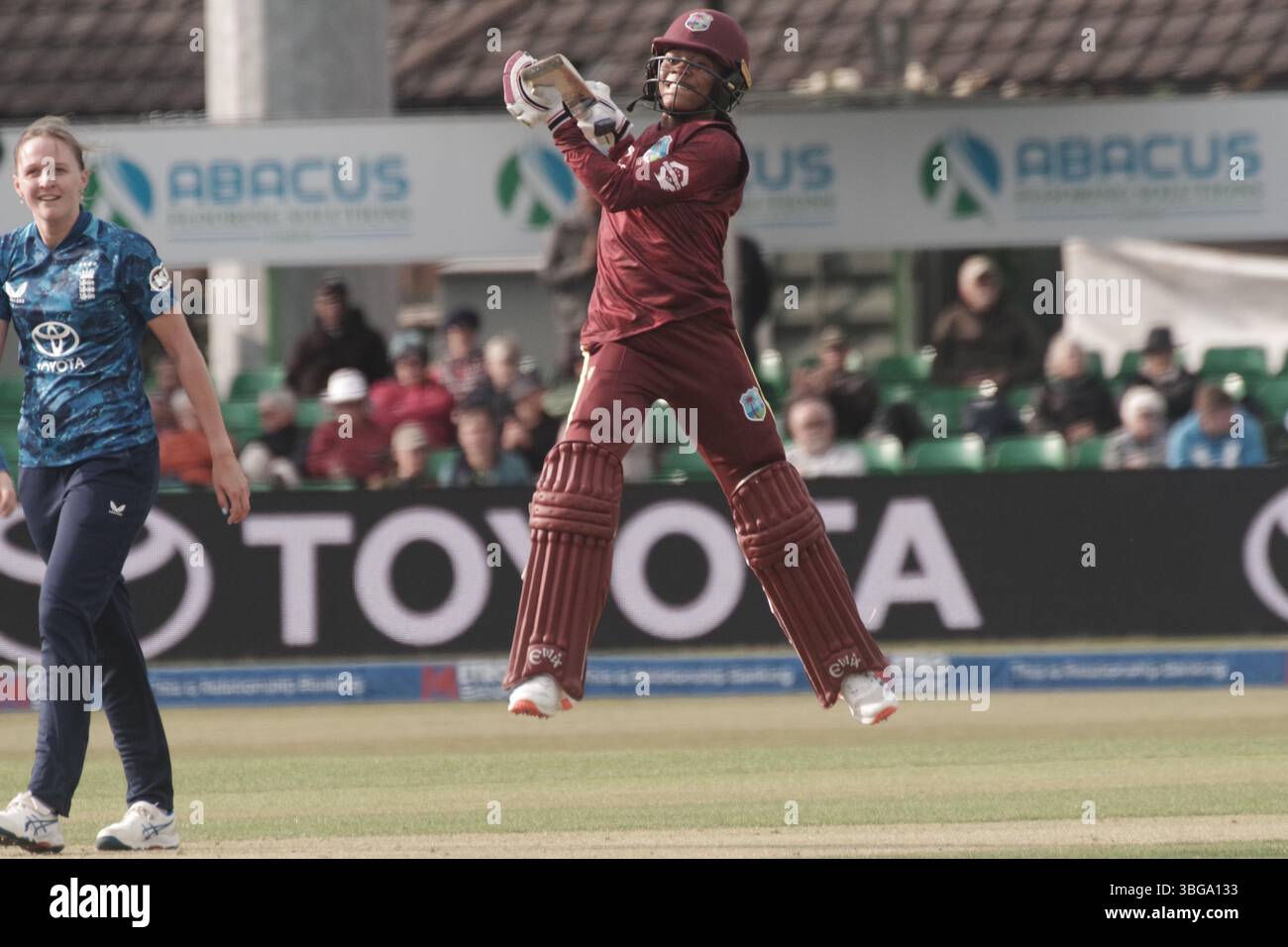 Leicester, Inghilterra, 4 giugno 2025. Realeanna Grimmond batte per le donne delle Indie occidentali contro le donne inglesi in un giorno internazionale al County Ground, Leicester salta per gioia mentre raggiunge il suo mezzo secolo.credito: Colin Edwards/Alamy Live News Foto Stock