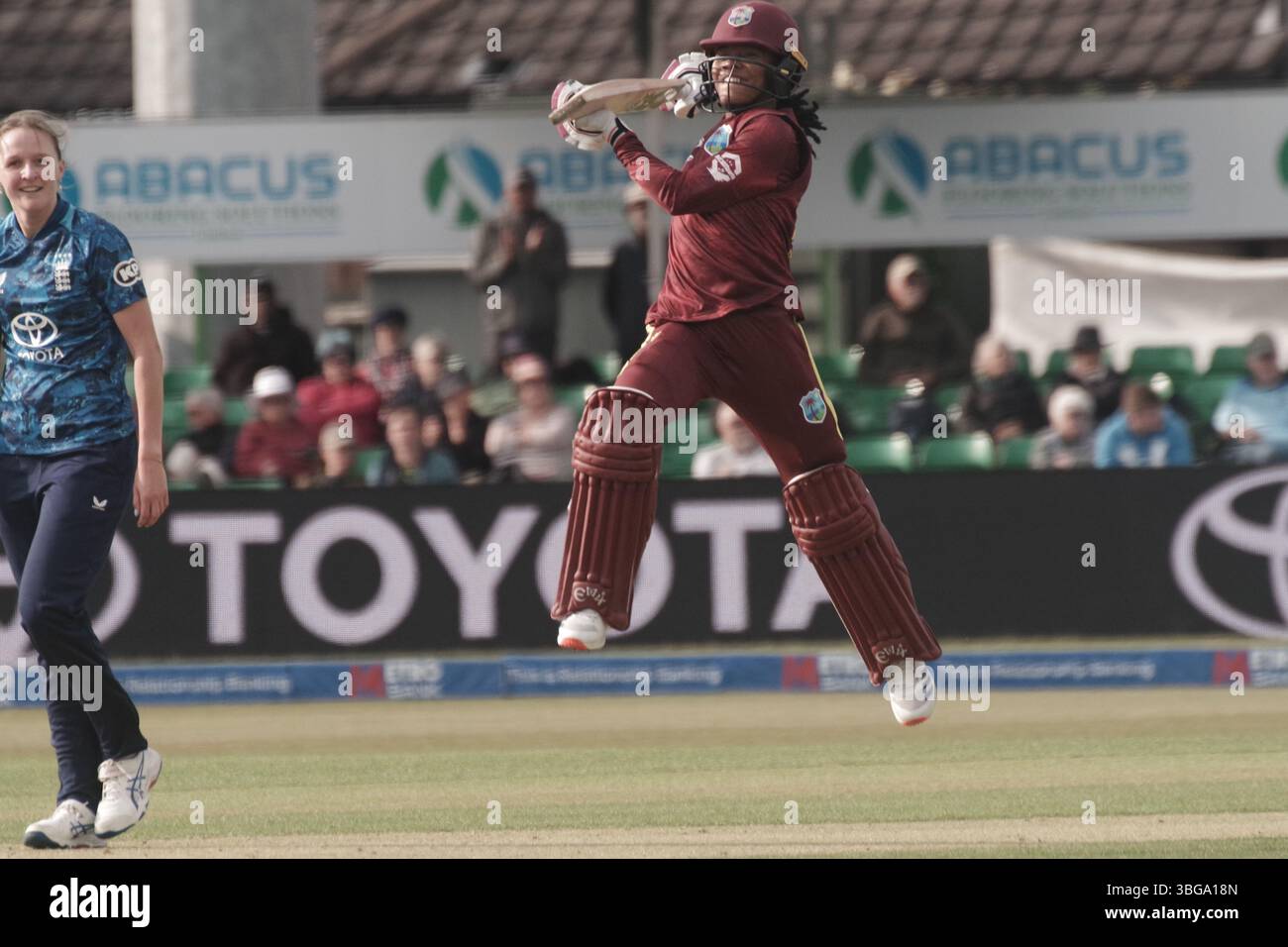 Leicester, Inghilterra, 4 giugno 2025. Realeanna Grimmond batte per le donne delle Indie occidentali contro le donne inglesi in un giorno internazionale al County Ground, Leicester salta per gioia mentre raggiunge il suo mezzo secolo.credito: Colin Edwards/Alamy Live News Foto Stock