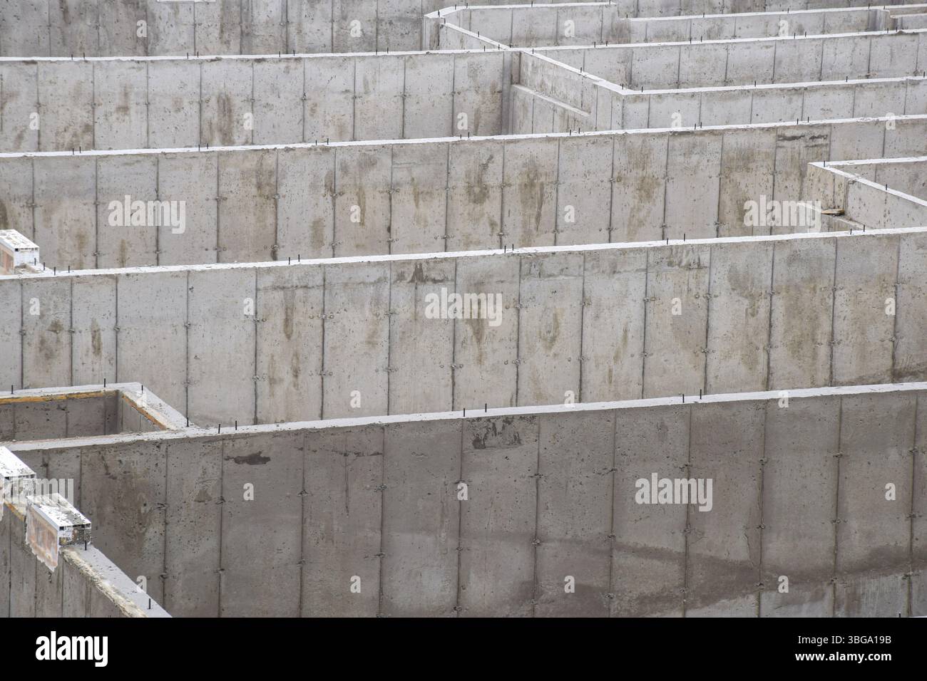 Pareti in cemento di fondazioni seminterrate in un cantiere Foto Stock