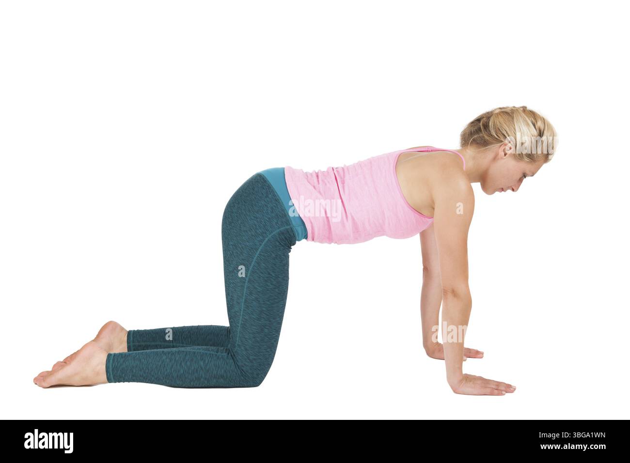 Immagine della serie di yoga: Vista del profilo laterale a tutto il corpo di una donna bionda di mezza età che esegue lo yoga Exercise Dog (Adho Mukha Svanasana), posizione 2: Cane Foto Stock