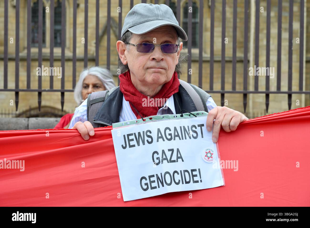 Londra, Regno Unito. Una protesta della linea Rossa per la Palestina in qualità di attivisti ha circondato le camere del Parlamento a Westminster per chiedere un embargo sulle armi e sanzioni contro Israele per alleviare la terribile situazione a Gaza. Crediti: michael melia/Alamy Live News Foto Stock