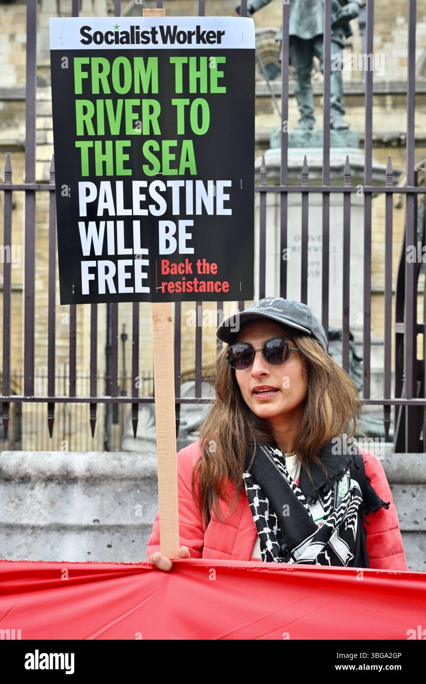 Londra, Regno Unito. Una protesta della linea Rossa per la Palestina in qualità di attivisti ha circondato le camere del Parlamento a Westminster per chiedere un embargo sulle armi e sanzioni contro Israele per alleviare la terribile situazione a Gaza. Crediti: michael melia/Alamy Live News Foto Stock