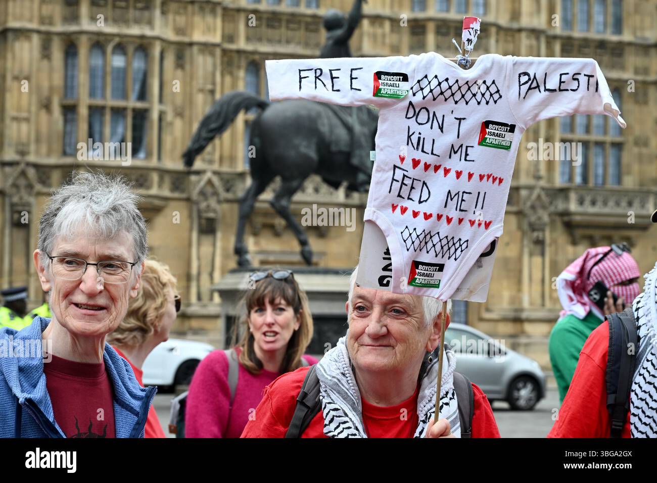 Londra, Regno Unito. Una protesta della linea Rossa per la Palestina in qualità di attivisti ha circondato le camere del Parlamento a Westminster per chiedere un embargo sulle armi e sanzioni contro Israele per alleviare la terribile situazione a Gaza. Crediti: michael melia/Alamy Live News Foto Stock