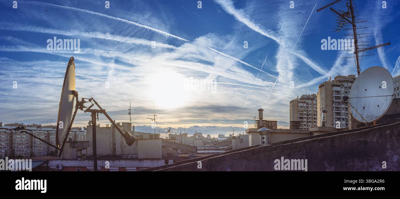 Parabole satellitari sul tetto di un edificio a Novi Belgrado. Foto Stock