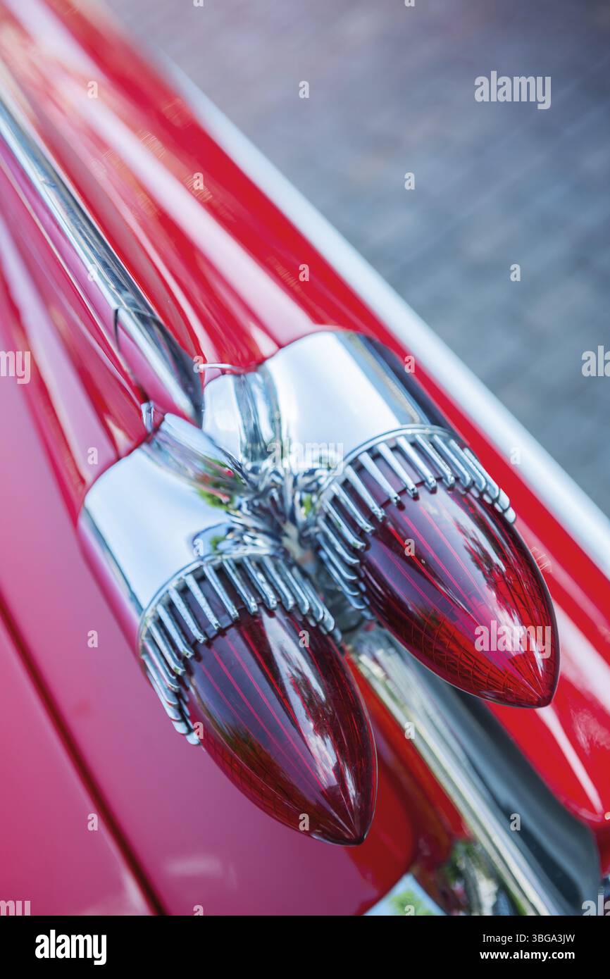 Primo piano laterale delle luci posteriori di una Cadillac De Ville rossa del 1955 in una vista obliqua sopraelevata Foto Stock