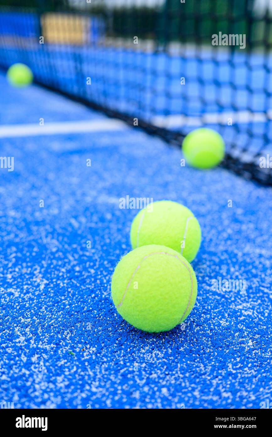 messa a fuoco selettiva, palle da paddle tennis vicino alla rete in una vista della superficie a livello del campo da padel Foto Stock