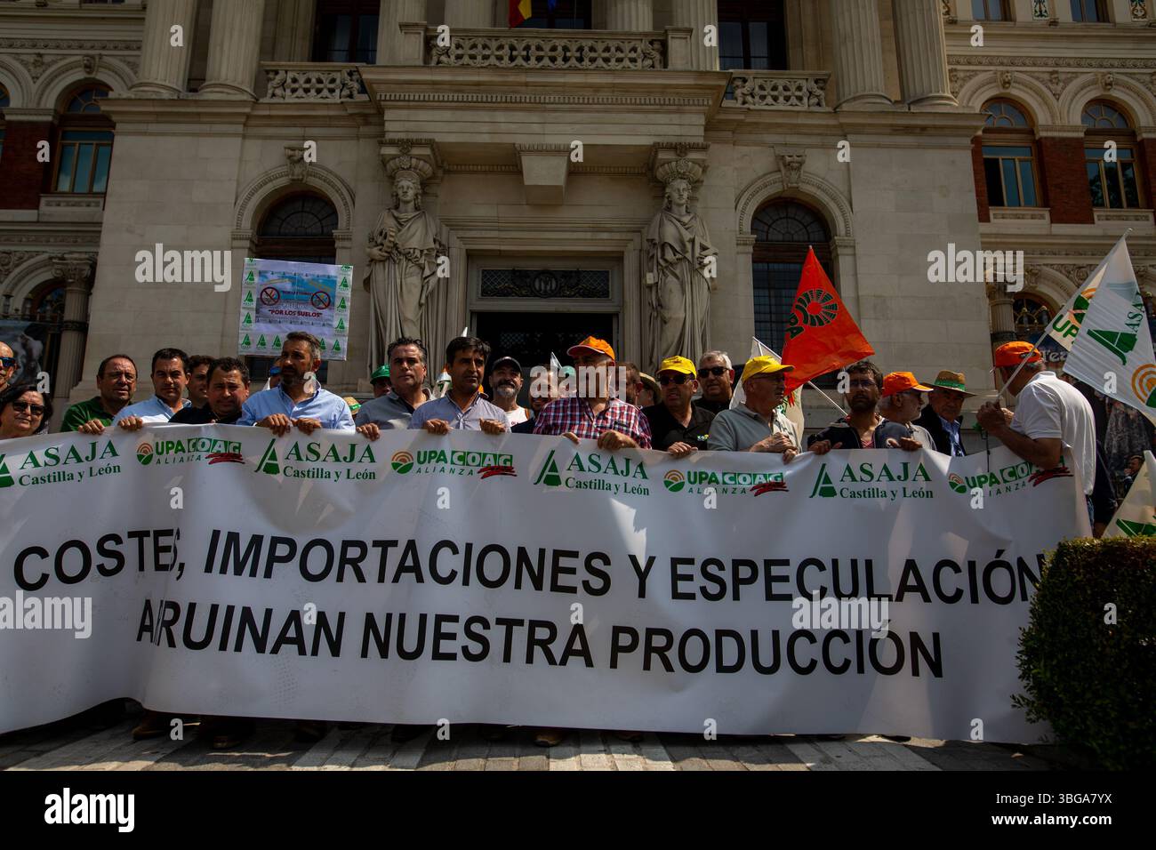 Madrid, Spagna. 4 giugno 2025. Gli agricoltori, organizzati dalle organizzazioni agricole Asaja, COAG e UPA, hanno dimostrato davanti al Ministero dell'Agricoltura, della pesca e dell'alimentazione (MAPA) di chiedere aiuti diretti al settore cerealicolo in risposta alla "grave” situazione che sta vivendo a causa dell'aumento delle importazioni. Crediti: D. Canales Carvajal/Alamy Live News Foto Stock