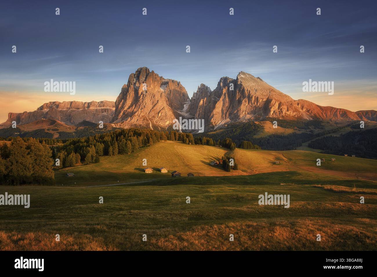 Alpe di Siusi, Alpe di Siusi, Sassolungo a Sassoplatto in autunno al tramonto Foto Stock