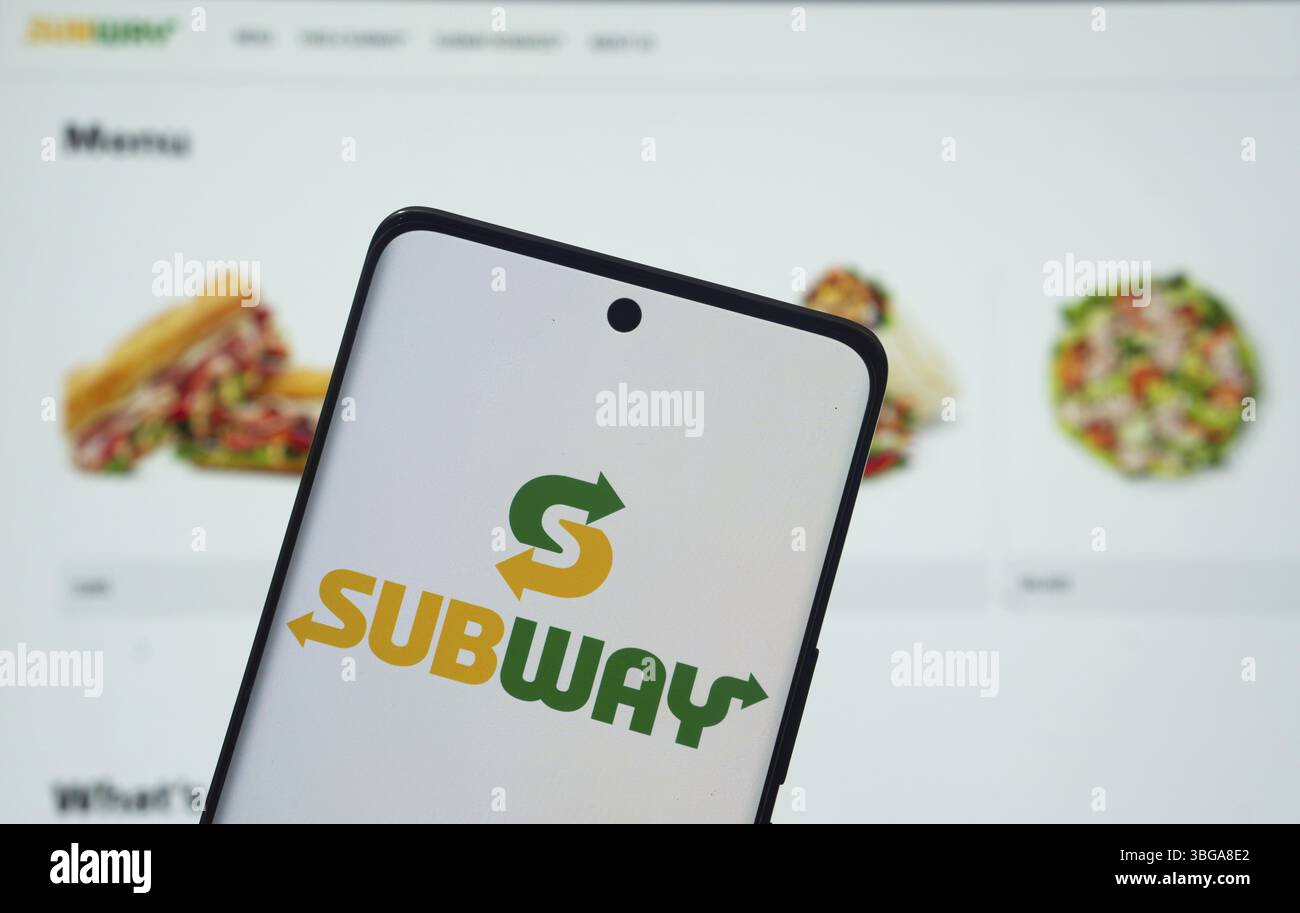 Dhaka, Bangladesh - 18 marzo 2025: Il logo della metropolitana viene visualizzato su uno schermo dello smartphone e il sito web Subway è visibile su uno schermo del computer Foto Stock