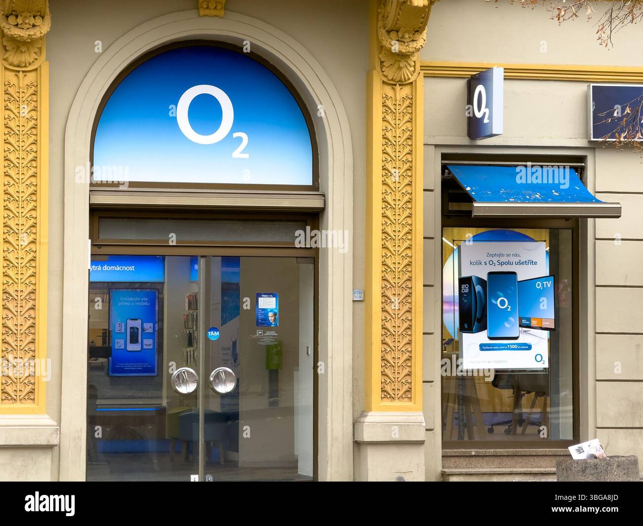 PRAGA, CECHIA - 2 NOVEMBRE 2024: Vetrina della compagnia di telecomunicazioni O2 nella Repubblica Ceca che fornisce servizi Internet LTE e 5G. Foto Stock