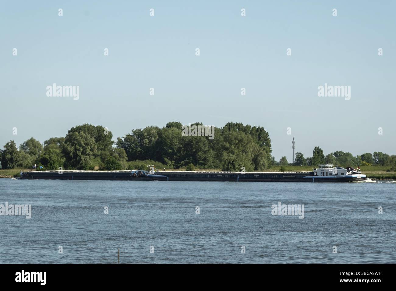 Gorinchem, paesi bassi, fiume merwede, LINZ, grande chiatta da carico che naviga pacificamente sul fiume Foto Stock