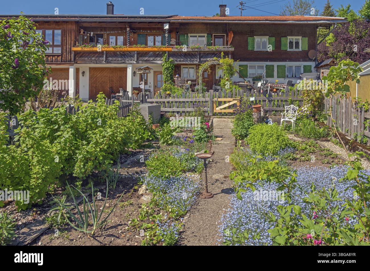 Azienda agricola con ampio giardino agricolo a Linsen vicino a Niedersonthofen, Allgaeu, Baviera, Germania, Europa Foto Stock