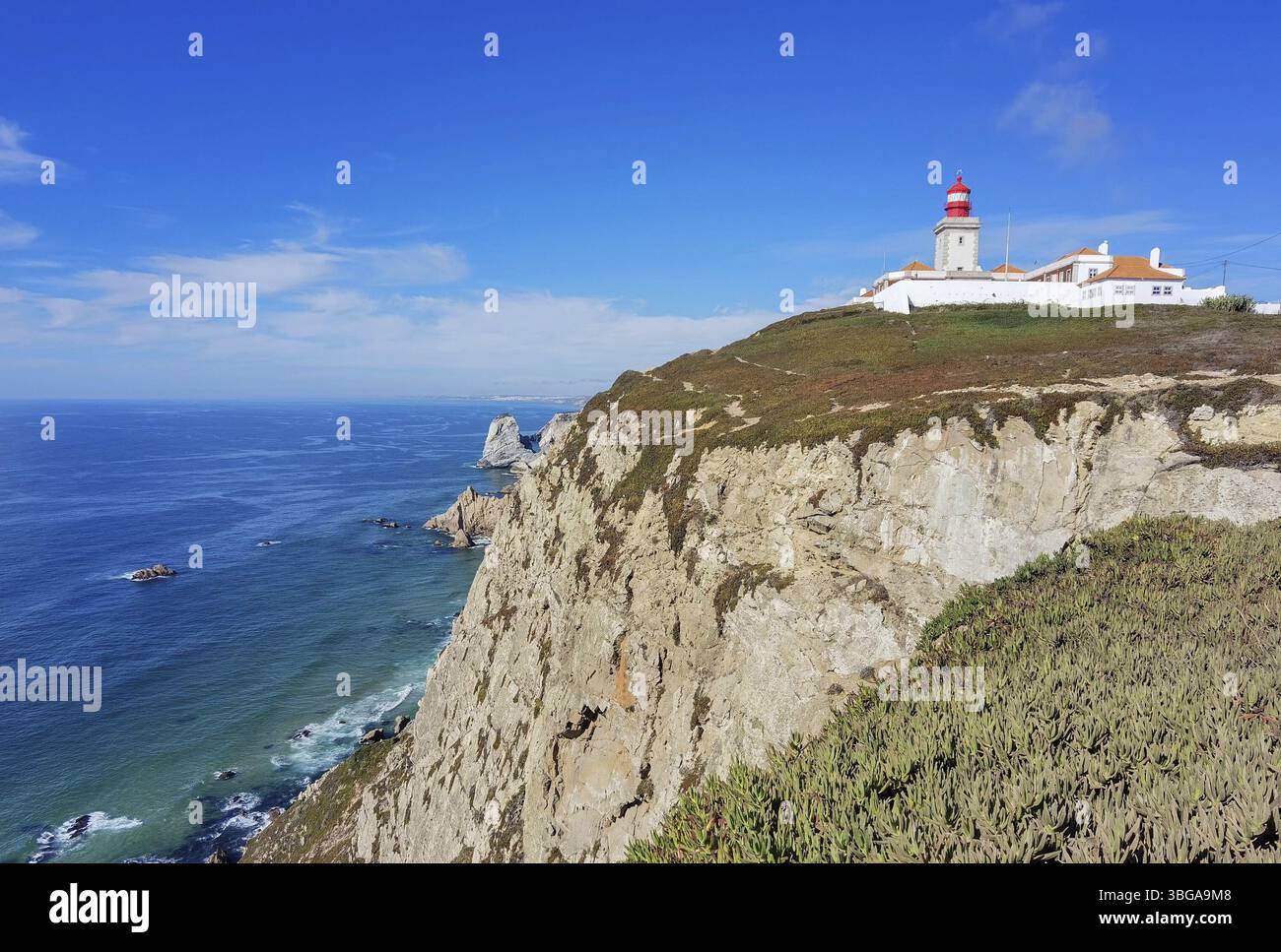 Farol do Cabo de Boca, costa portoghese con un faro durante il giorno Foto Stock
