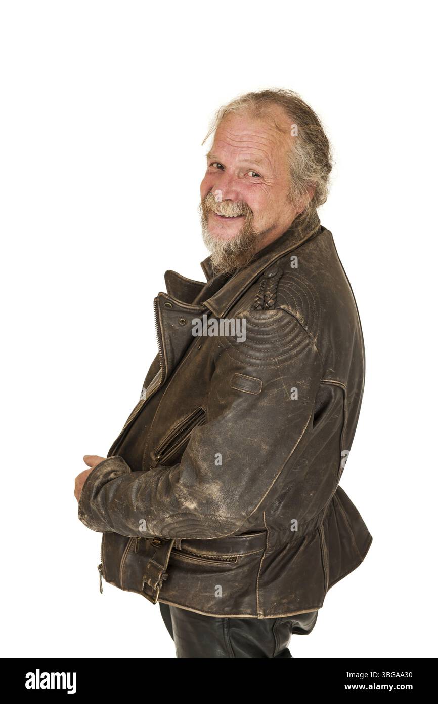 Ritratto della parte superiore del corpo di un uomo anziano in una giacca di pelle su sfondo bianco Foto Stock
